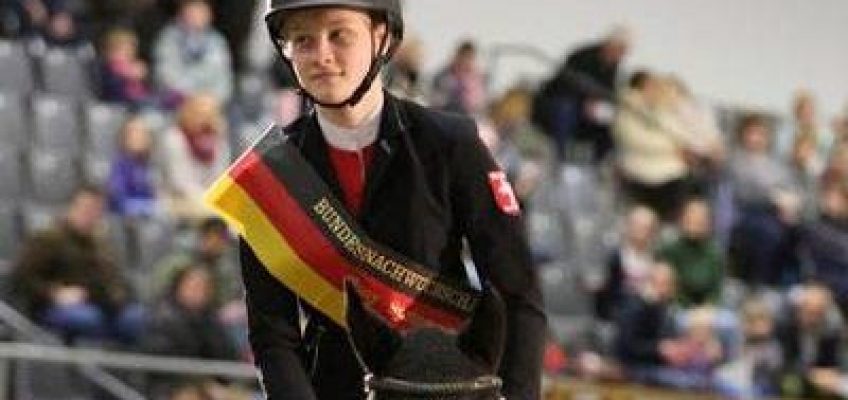 Mona Marie Höwer gewinnt Bundesnachwuchschampionat der Ponyspringreiter