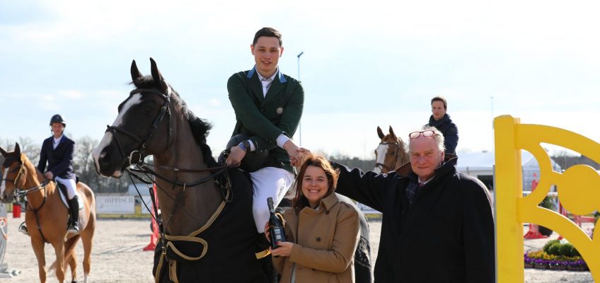 Cedric Wolf vor Henry Delfs, Marcus Ehning und Thomas Brandt in de Peelbergen