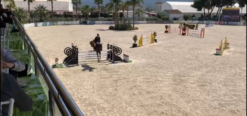 Maurice Tebbel vor Schwester Justine in Oliva Nova