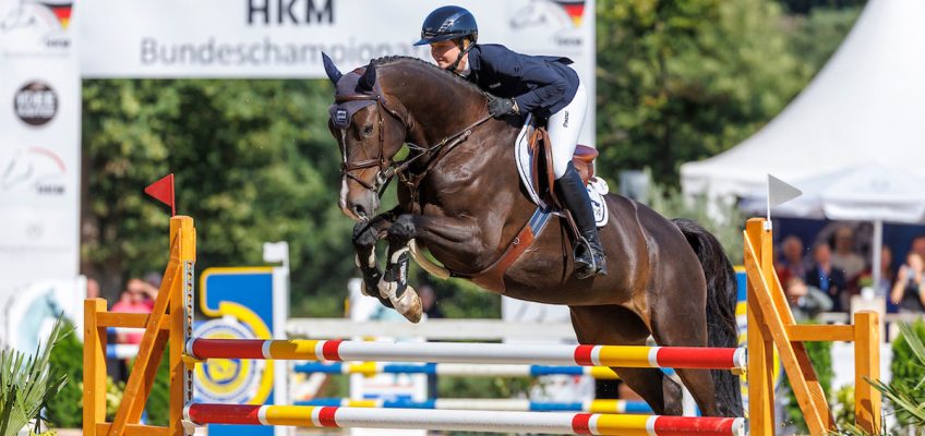 HKM Bundeschampionate: Sophie Hinners dominiert zweite Qualifikation der 5-jährigen Springpferde