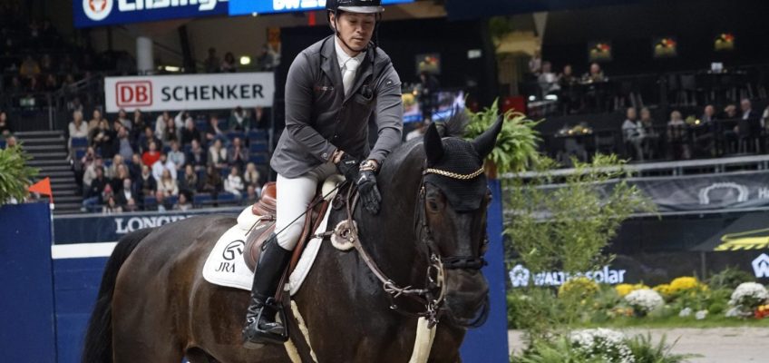 Eiken Sato überholt Henrik von Eckermann im Hauptspringen in Stuttgart