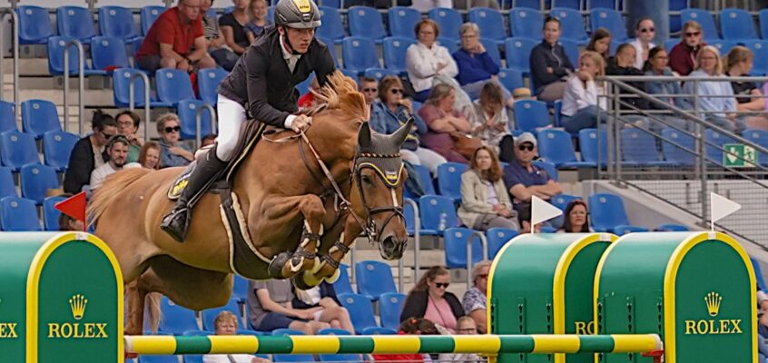 Philipp Schulze Topphoff trägt ab Mitte April das graue Team-Jackett der Beerbaum Stables 