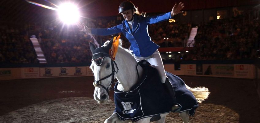 Agravis Cup: Juliane Rölfing gewinnt Derby Pferdefutter Preis