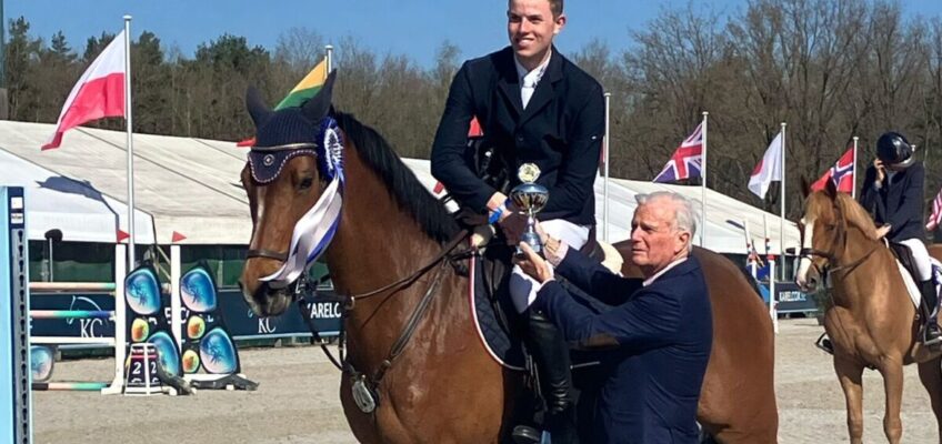 Mathies Rüder eröffnet den Freitag beim CSIO Youth im Sentower Park mit einem Sieg!