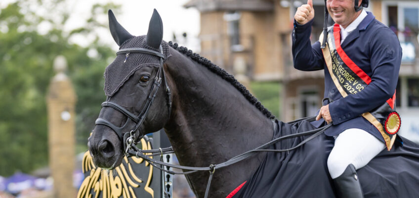 Robert Whitaker gewinnt im Stechen zum zweiten Mal George V Gold Cup in Hickstead
