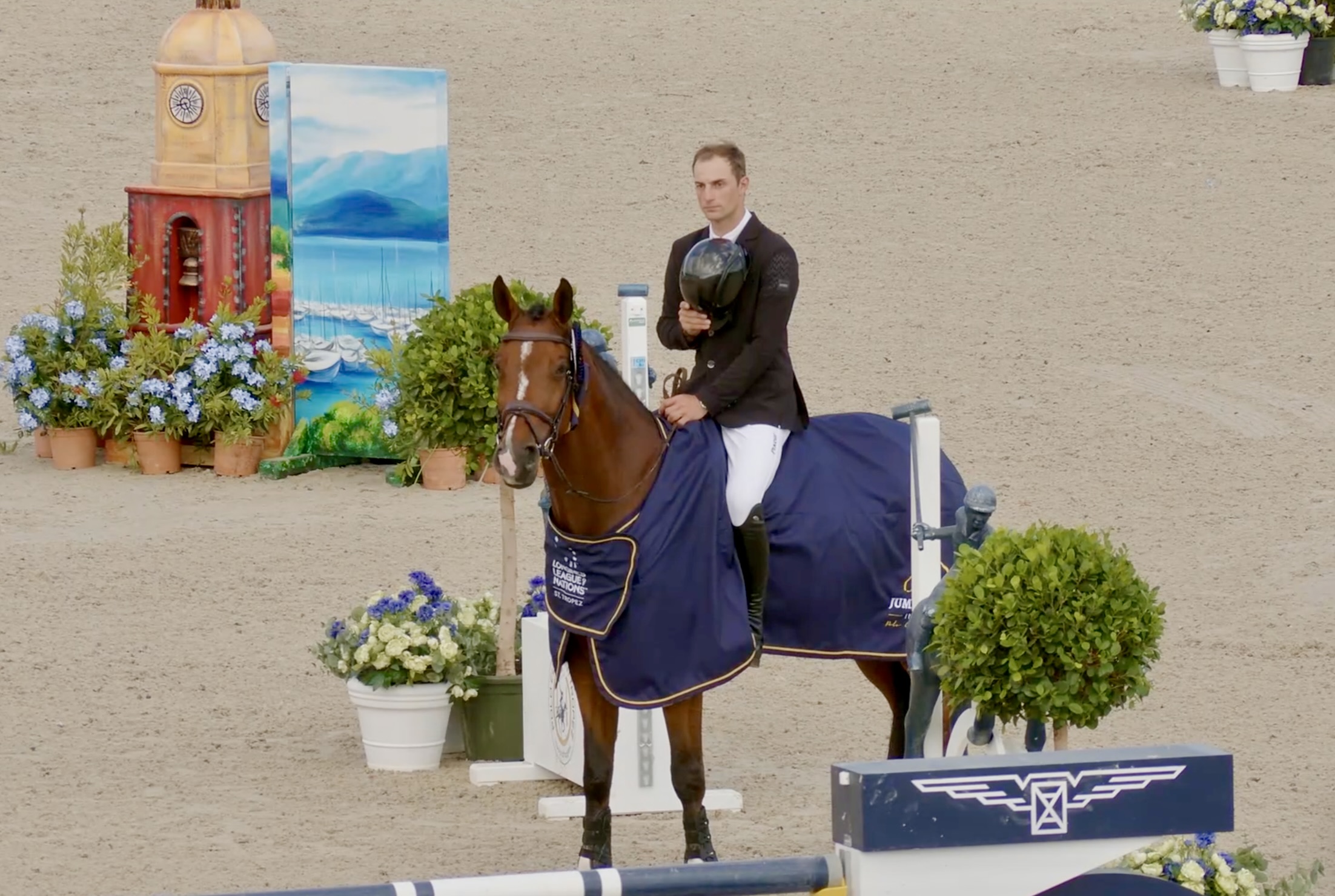Richard Vogel & Gangster Montdesir galoppieren Konkurrenz im CSI2* Grand Prix in St. Tropez davon!