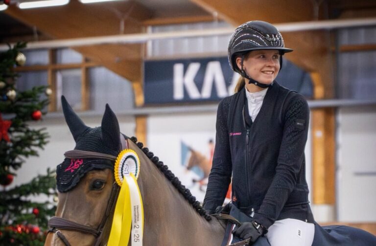 Sophie Hinners vor Philipp Weishaupt und Katrin Eckermann im Hauptspringen in Riesenbeck