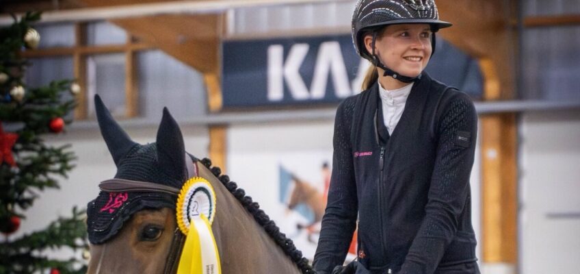 Sophie Hinners vor Philipp Weishaupt und Katrin Eckermann im Hauptspringen in Riesenbeck