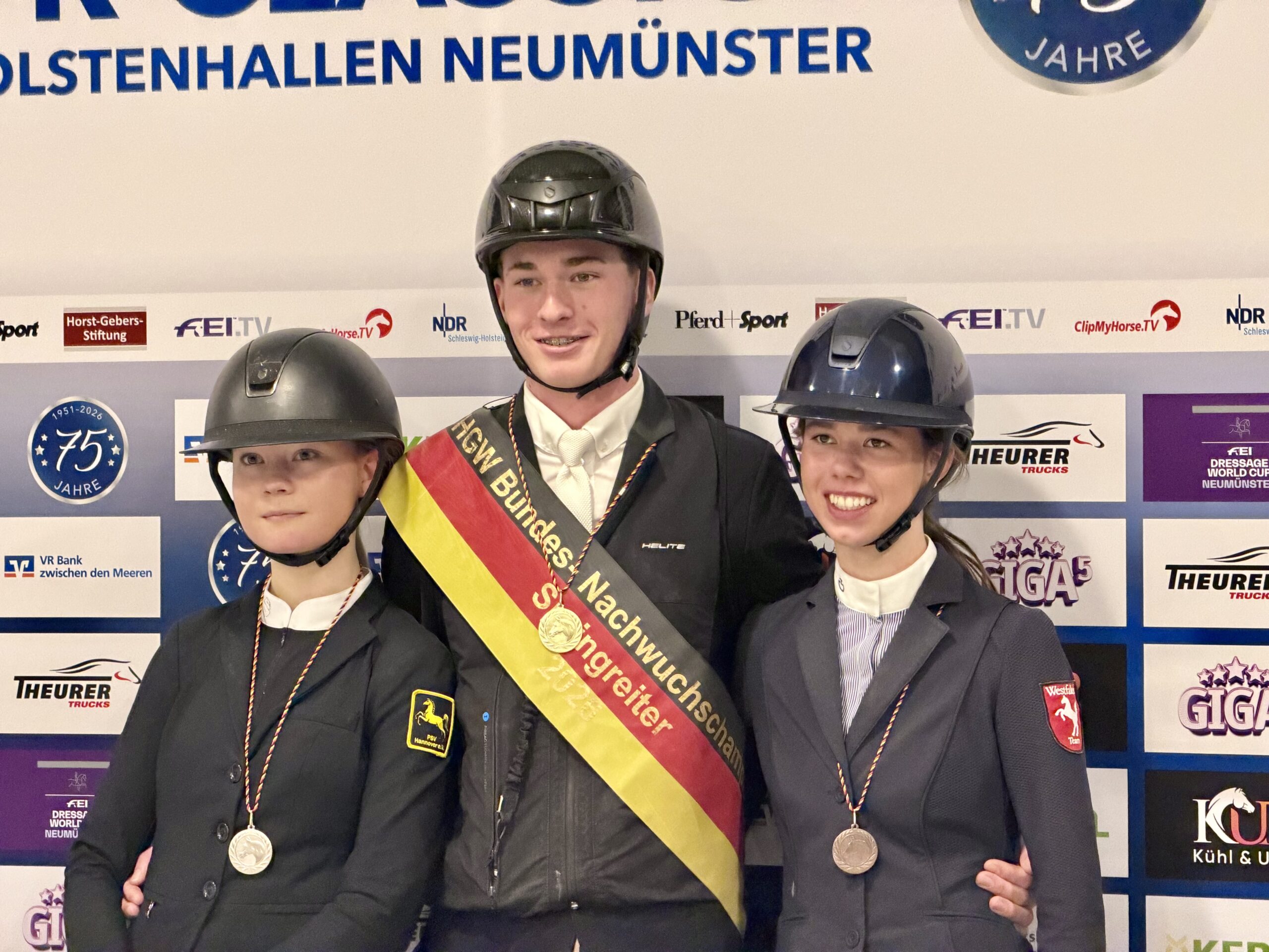 Mit einer Traumnote von zweimal 9,0: Hannes Huthwelker gewinnt das HGW Bundesnachwuchschampionat der Springreiter in Neumünster!