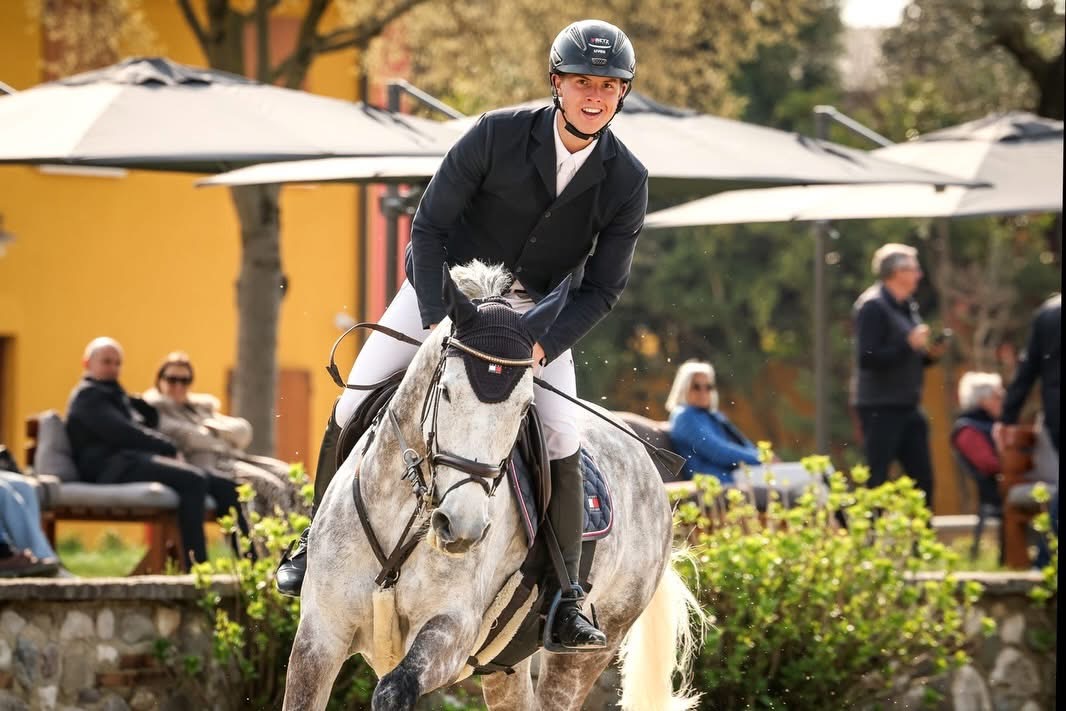 Mathies Rüder gewinnt Samstags-Hauptspringen in Bedizzole, unter anderem vor Vater Kai