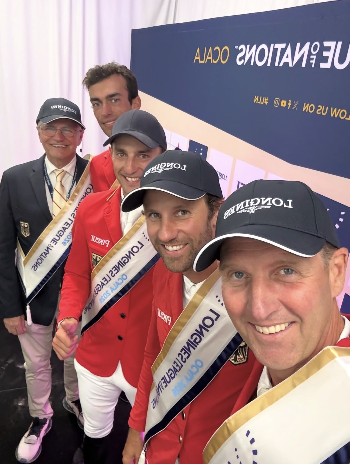 Bundestrainer Otto Becker klatschte sie voller Freude einzeln ab: Team Deutschland gewinnt Longines League of Nations Etappe in Ocala