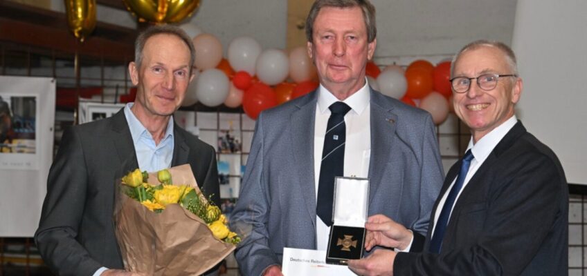 Reiterkreuz in Bronze für Landestrainer Bernd Peters