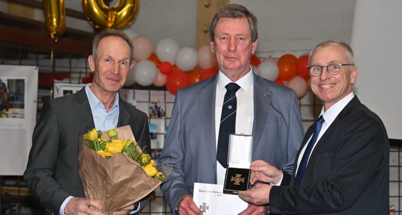 Reiterkreuz in Bronze für Landestrainer Bernd Peters