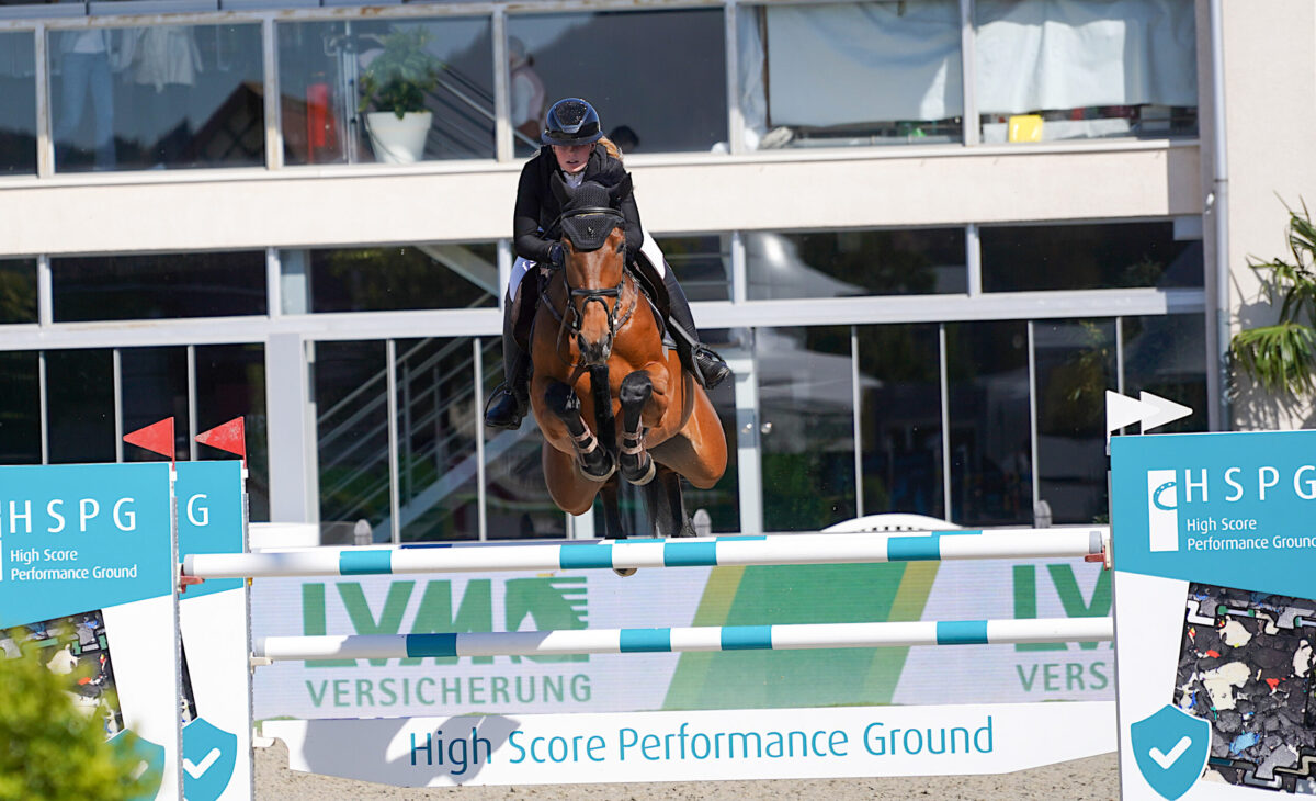 Zum Auftakt der CSI3*-Tour in Hagen: 19-jährige Tomma Thiesen galoppiert der Konkurrenz davon