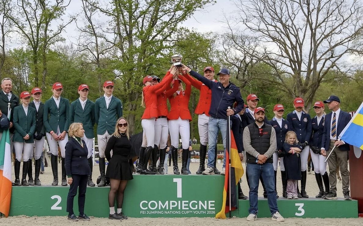 Erst Schrecksekunde, dann Gold für deutsche Junioren beim Nationenpreis in Compiègne. Silber für die Jungen Reiter