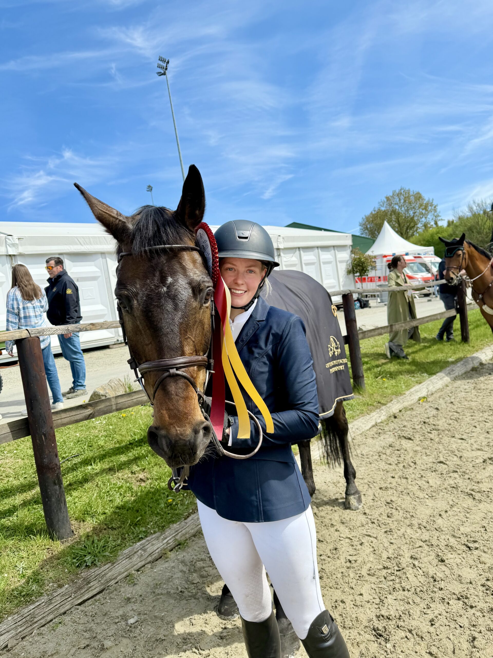 “Paul ist wieder da!” Clara Blau und ihr Paul sichern sich in Hagen Sieg im U-25 Springpokal und ein Ticket für Aachen!