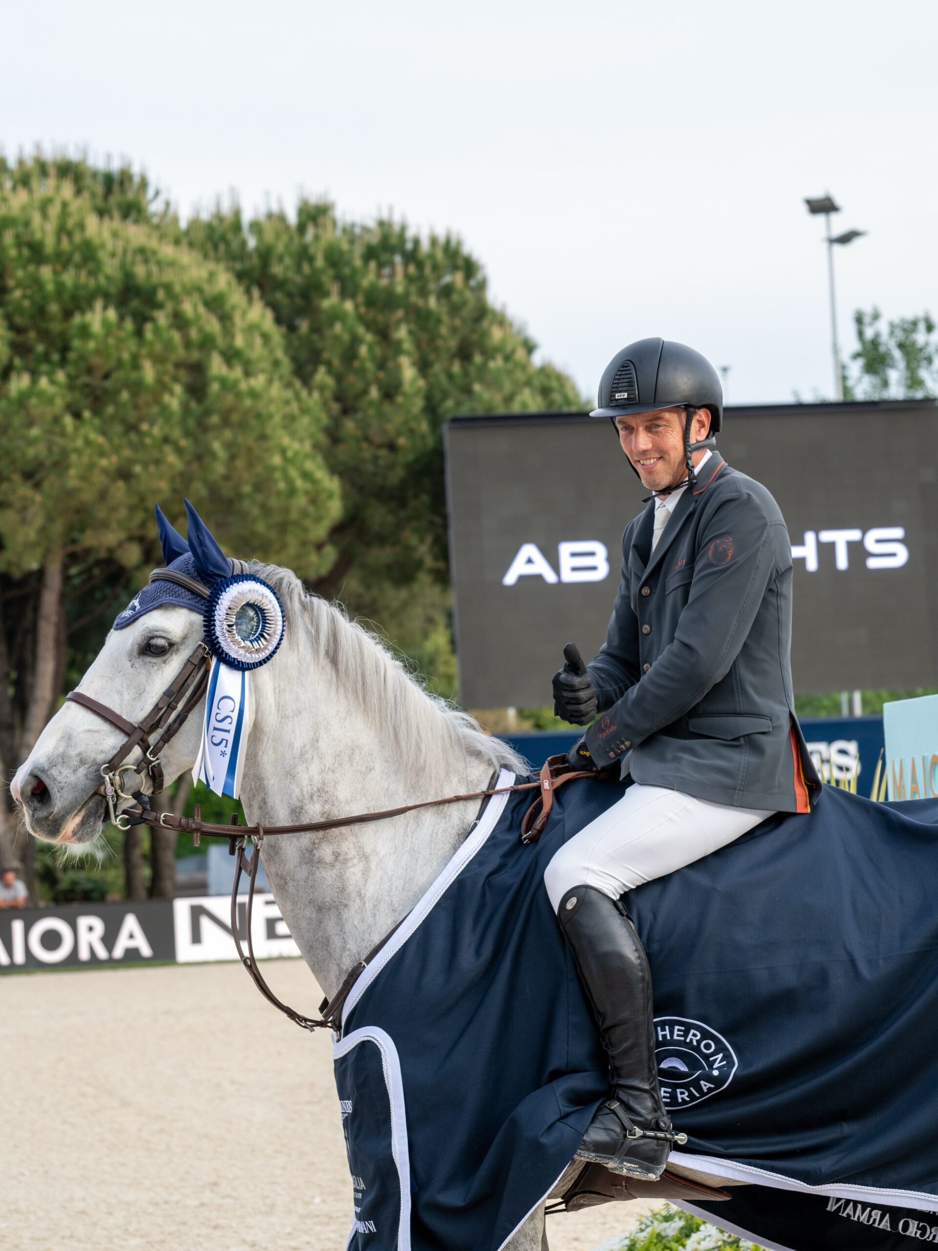 “Ein fantastischer Sieg mit Nachwuchs-Pferd Devino!” Harrie Smolders dominiert das CSI5*Hauptspringen der Versilia Horse Show