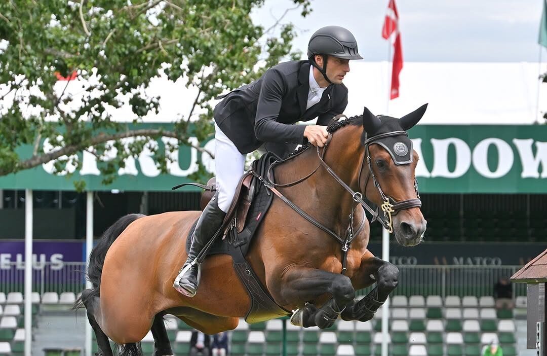 Richard Vogel räumt das Feld von hinten auf und gewinnt Hauptspringen in Spruce Meadows