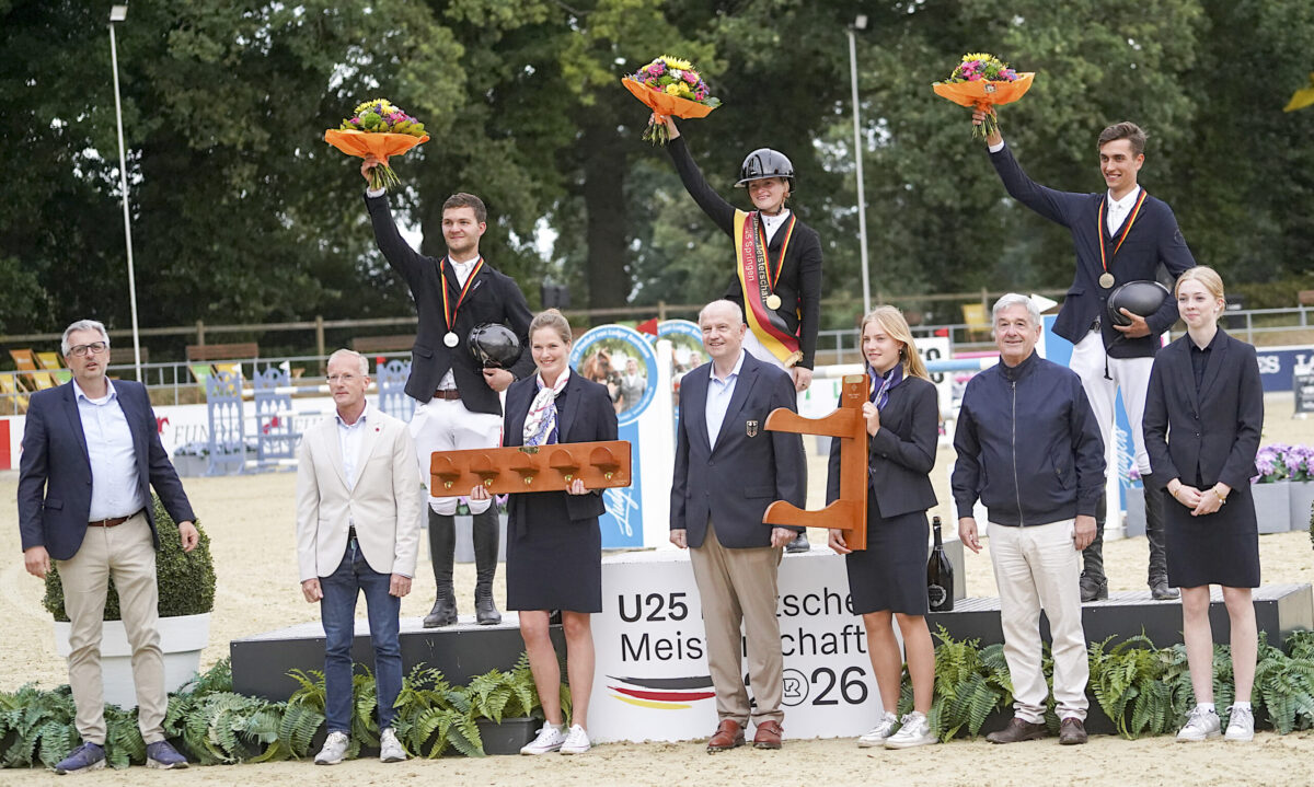 Britt Roth und Jeffrey belohnen sich nach vier fehlerfreien Runden mit der Goldmedaille bei der U25 Deutschen Meisterschaft in Riesenbeck