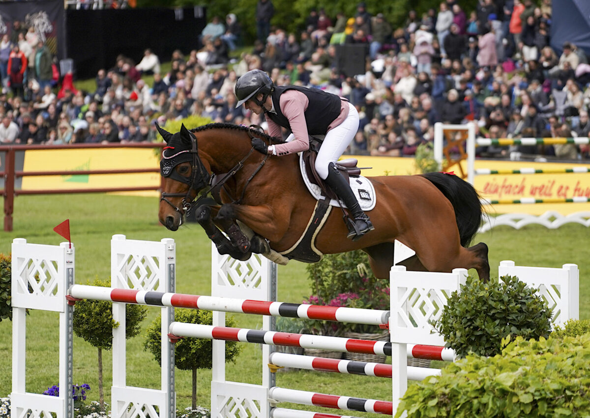 Paula de Boer-Schwarz im Grand Prix von Samorin Zweite hinter Steve Guerdat