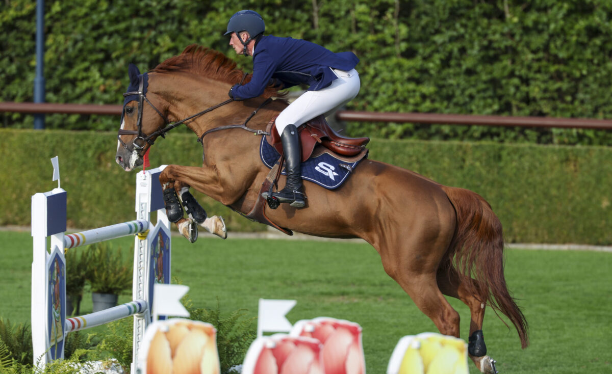 Daniel Deusser überholt Sophie Hinners im CSI4* Hauptspringen in Valkenswaard