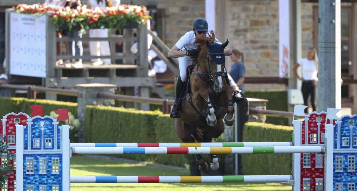 Daniel Deusser überholt Sophie Hinners im CSI4* Hauptspringen in Valkenswaard