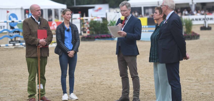 Ehre, wem Ehre gebührt: Sandra Auffarth in Warendorf zur Reitmeisterin ernannt