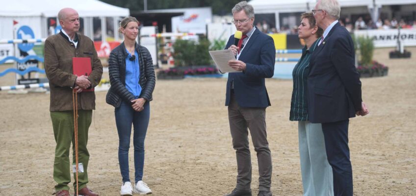 Ehre, wem Ehre gebührt: Sandra Auffarth in Warendorf zur Reitmeisterin ernannt