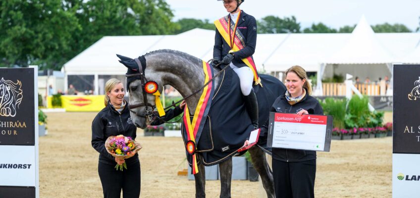 „Wenn’s läuft, dann läuft’s!“ Sophie Hinners gewinnt mit Cincinnati auch das Finale der sechsjährigen Springpferde