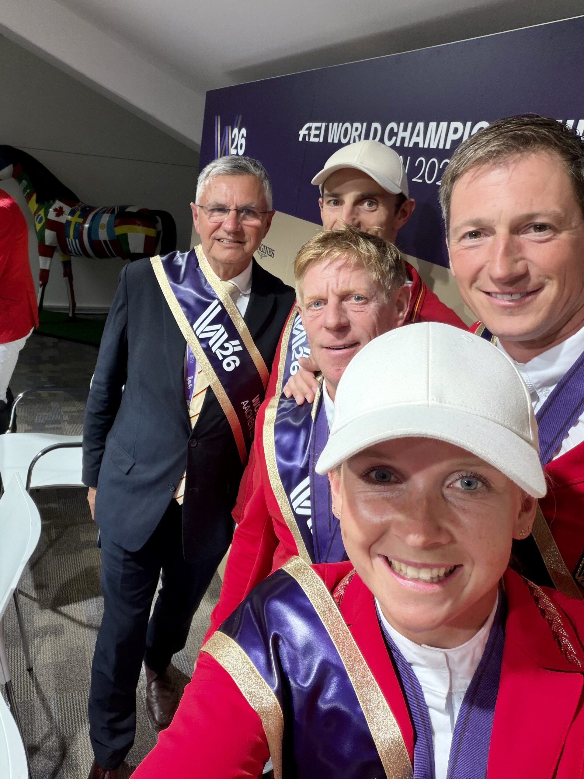 Gold!  Gold! Gold! Gold! Eine Super-Runde nach der anderen: Deutschlands Springreiter holen sich mit großem Abstand in Aachen den Titel des Team-Weltmeisters