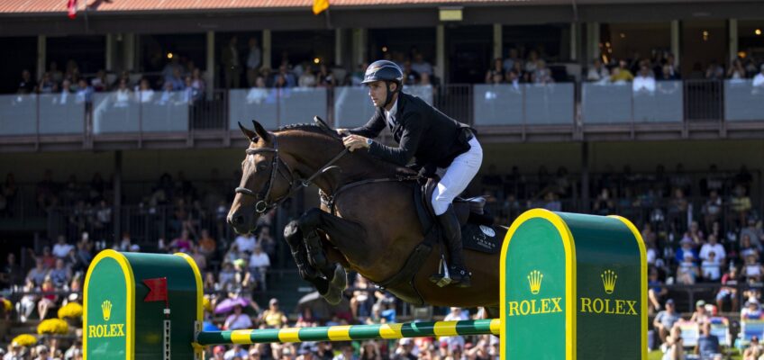 Mit einer Hand an der Trophäe: Richard Vogel und United Touch S können heute den Rolex Grand Slam gewinnen und Geschichte schreiben