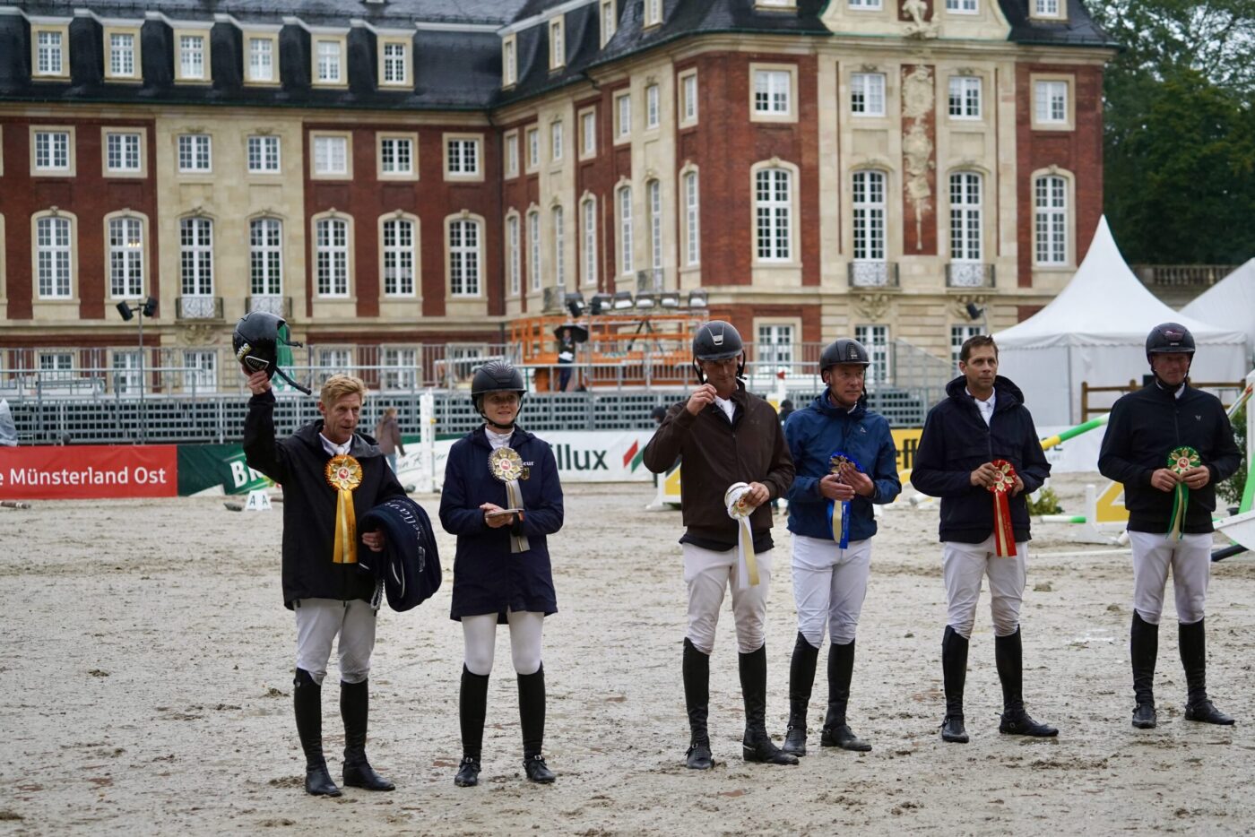 Ehrenrunde zu Fuß: Marcus Ehning gewinnt CSI4* über 1,45m in Münster vor Sophie Hinners