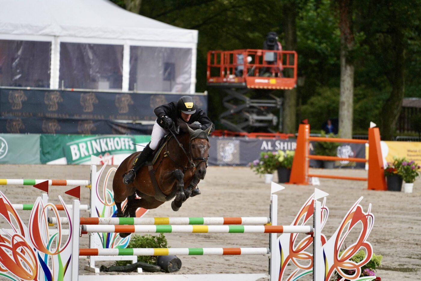 Hans Thorben Rüder überholt Marcus Ehning beim  CSI4* Regen-Springen in Münster
